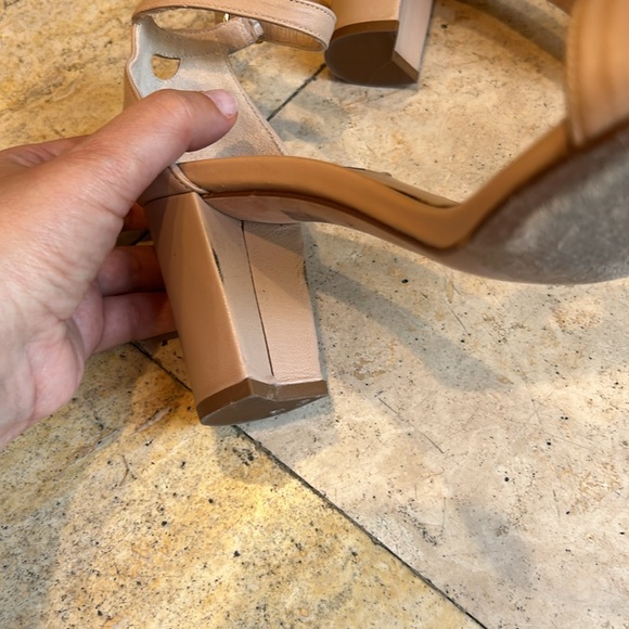 Stuawart Weitzman beige heels sandles 7 - Picture 8 of 9